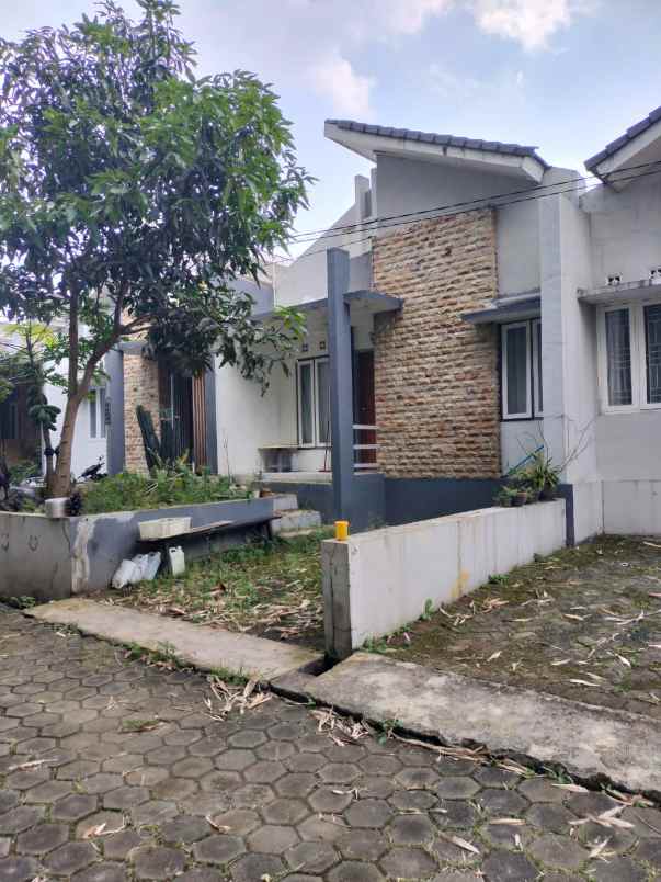 dijual rumah cihanjuang rahayu