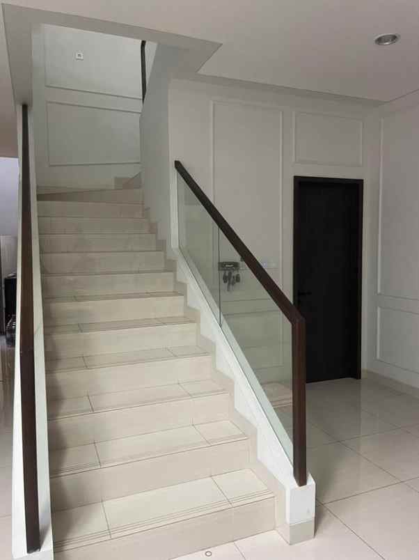 dijual rumah cluster emily sumarecon