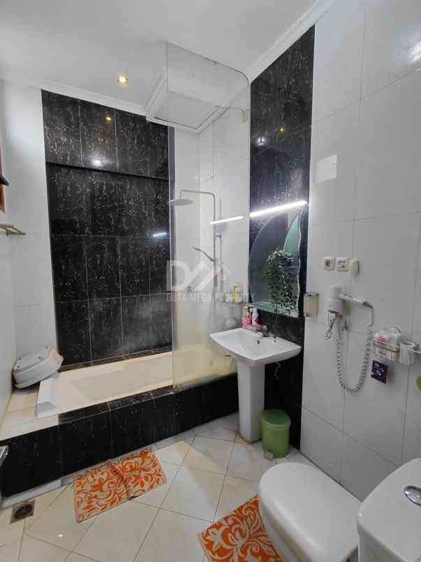 dijual rumah dengan parkir basement di bintaro