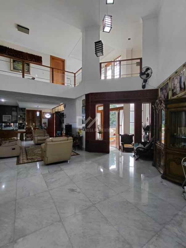 dijual rumah dengan parkir basement di bintaro