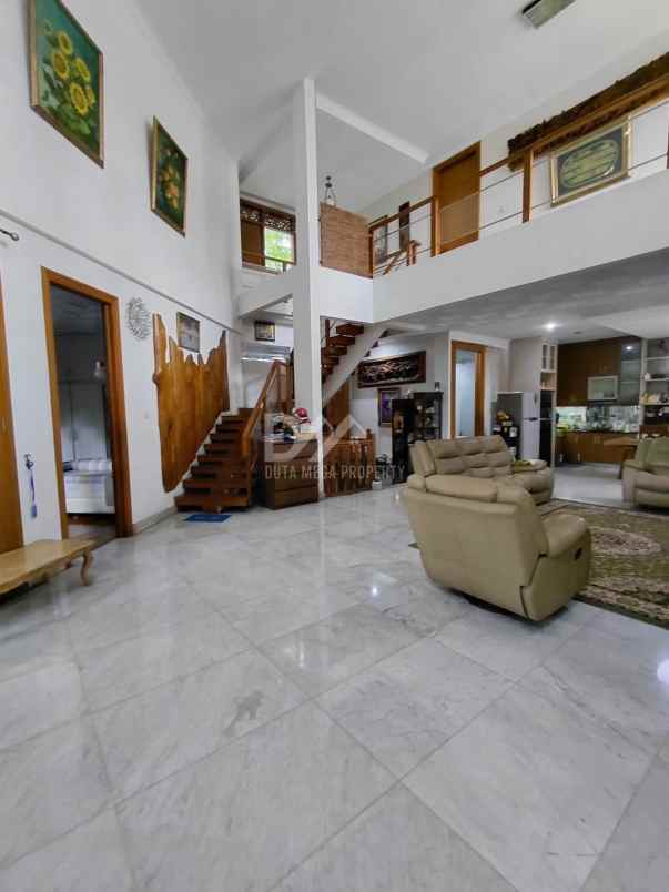 dijual rumah dengan parkir basement di bintaro
