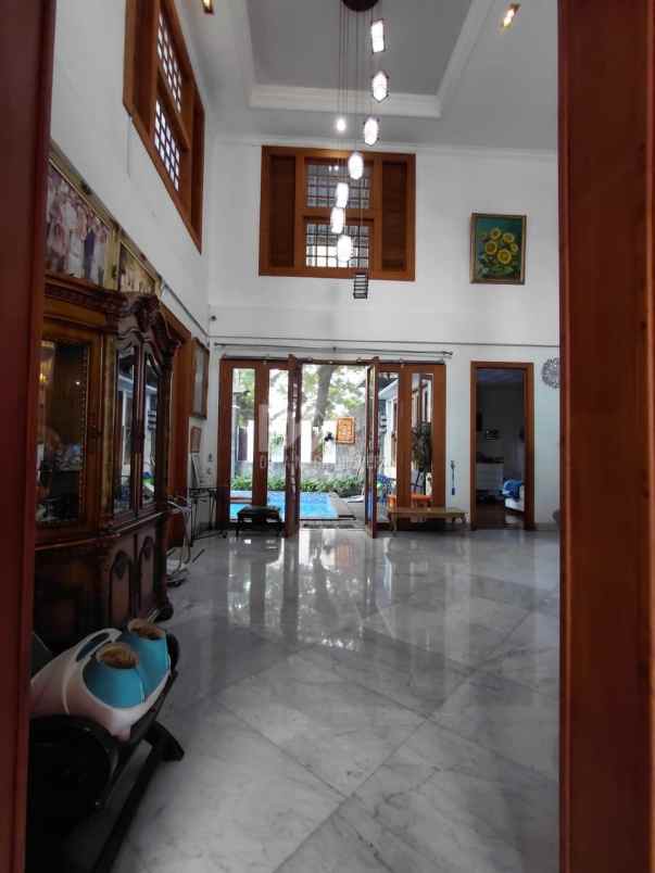 dijual rumah dengan parkir basement di bintaro