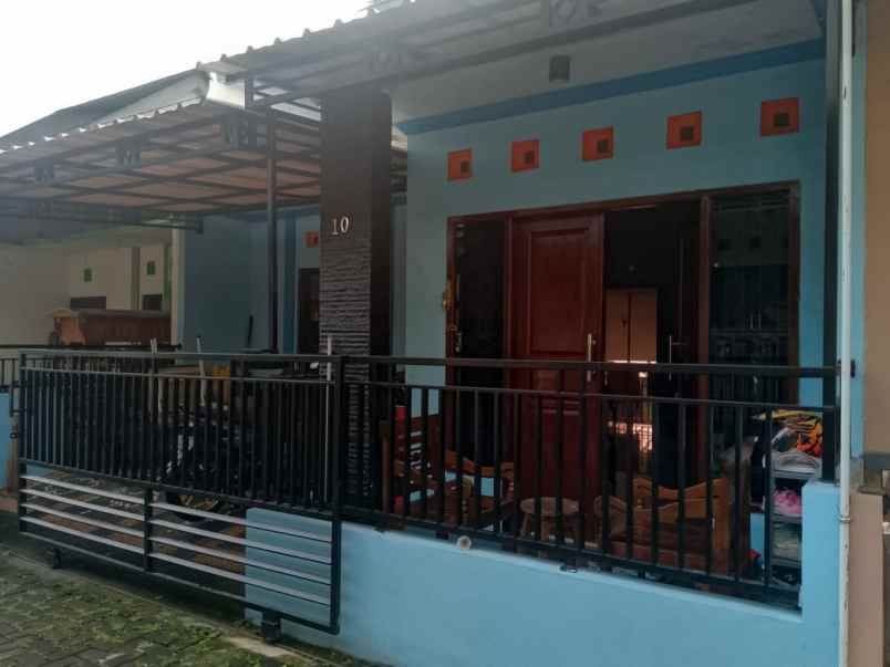 dijual rumah di perum grafika banyumanik semarang