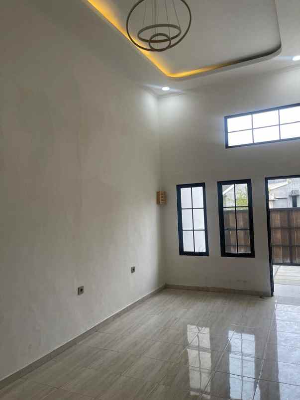 dijual rumah di perumahan grand residence city
