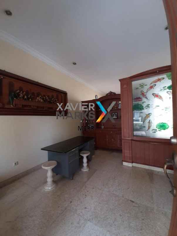 dijual rumah dukuh kupang timur