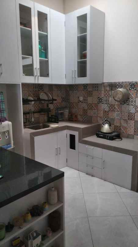 dijual rumah dukuh zamrud kota legenda