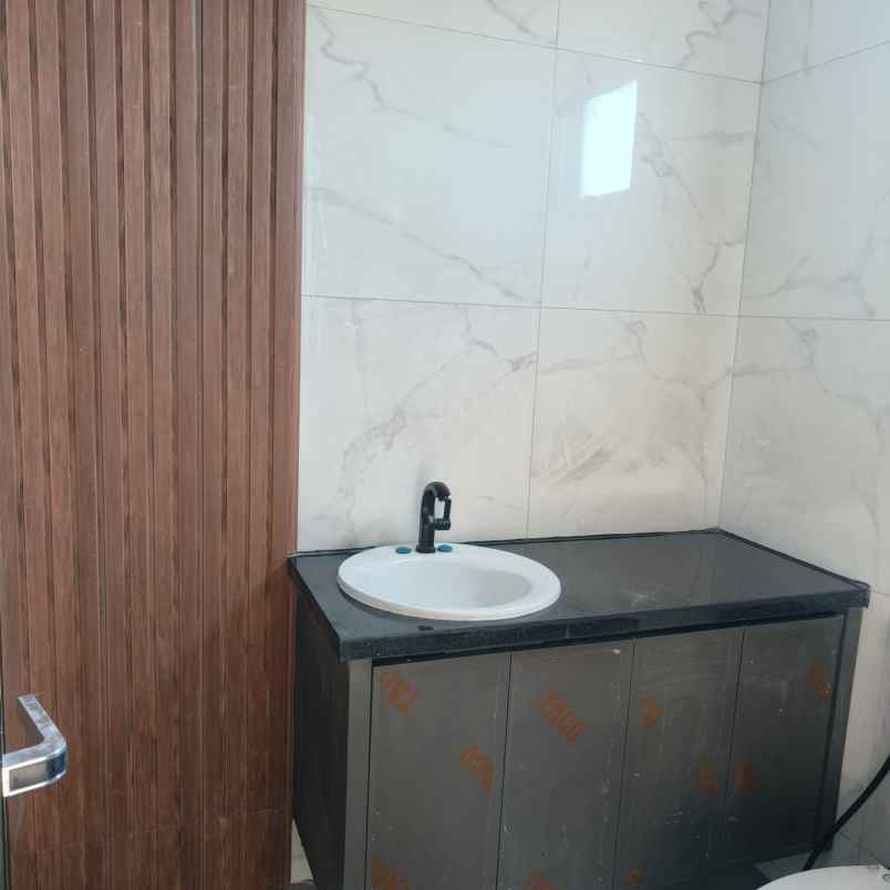 dijual rumah grand pakuwon