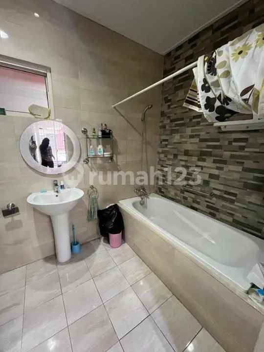 dijual rumah green lake city cluster