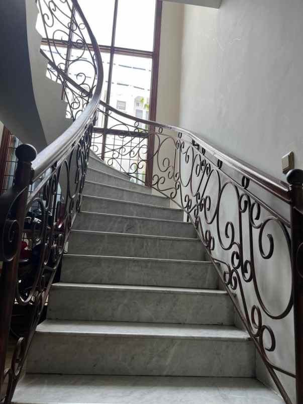 dijual rumah hook mewah di tomang jakarta barat