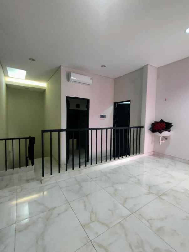 dijual rumah jalan babatan pratama