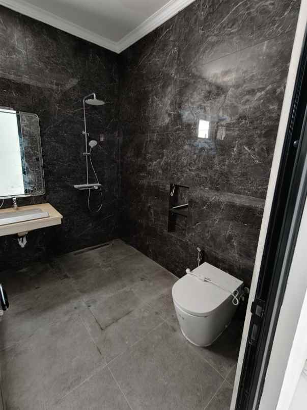 dijual rumah jalan pakuwon indah