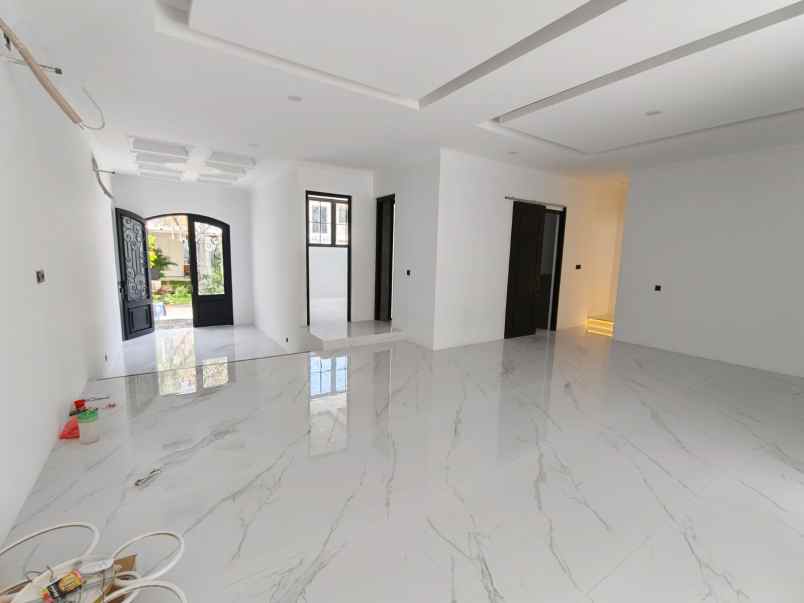 dijual rumah jalan pakuwon indah