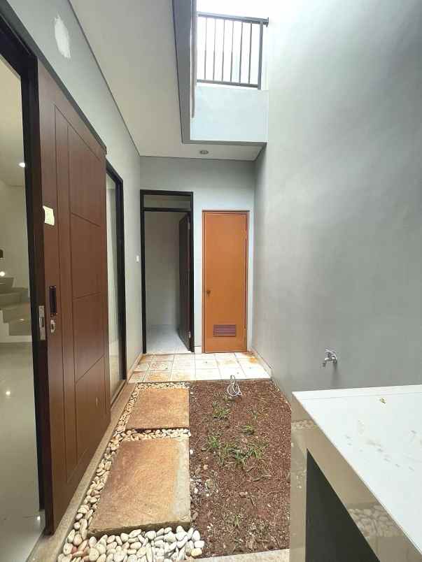 dijual rumah jalan raya bintaro sektor 2