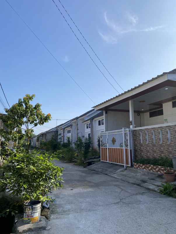 dijual rumah jalan raya megu cisoka