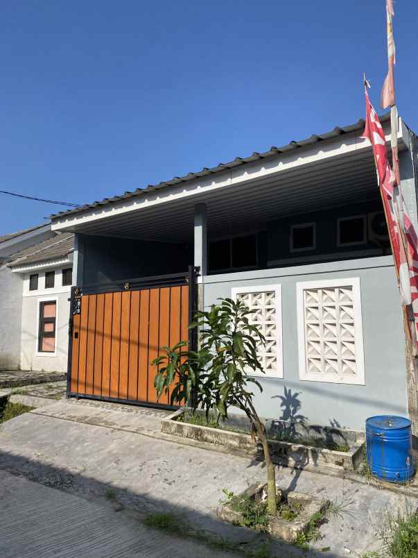 dijual rumah jalan raya megu cisoka