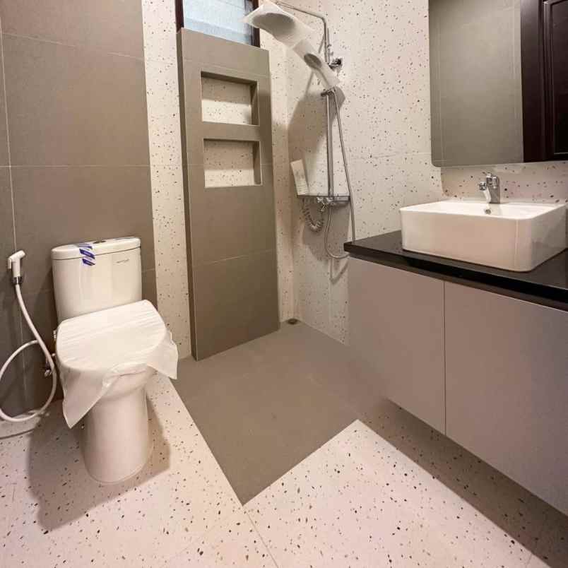 dijual rumah jalan raya meruya