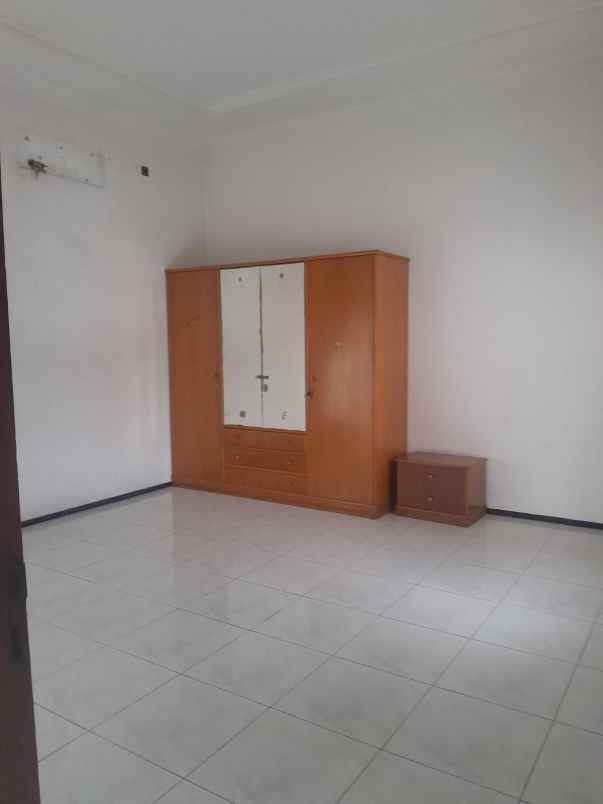 dijual rumah jalan raya satelit utara