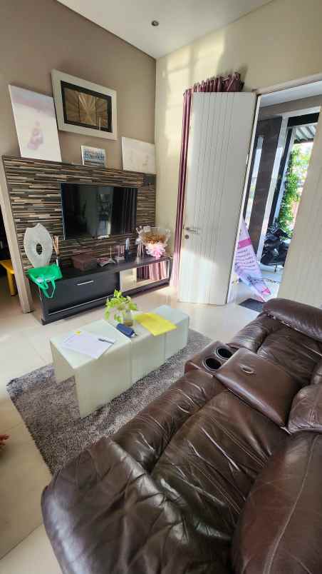 dijual rumah jalan royal residence