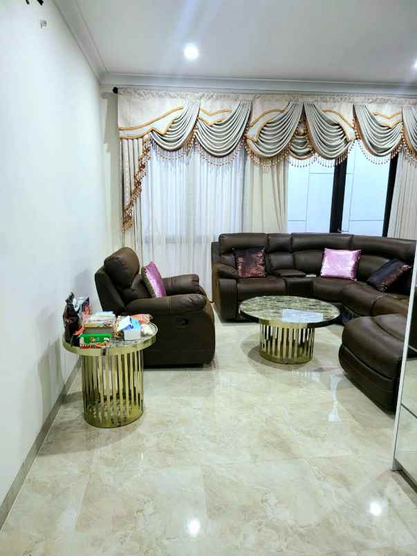 dijual rumah jl karawang barat