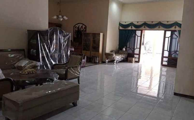 dijual rumah jl manyar kartika menur