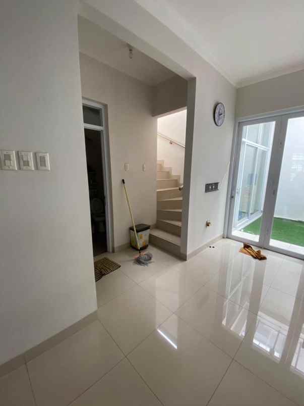 dijual rumah jl raya mustika sari