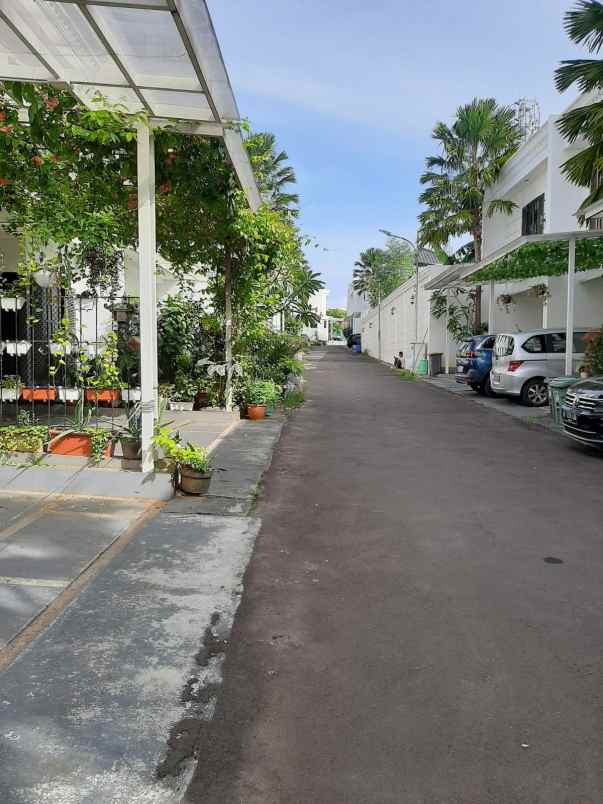 dijual rumah karang tengah lebak bulus