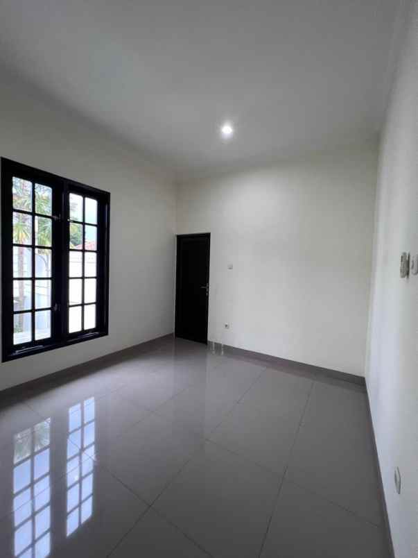 dijual rumah karang tengah lebak bulus