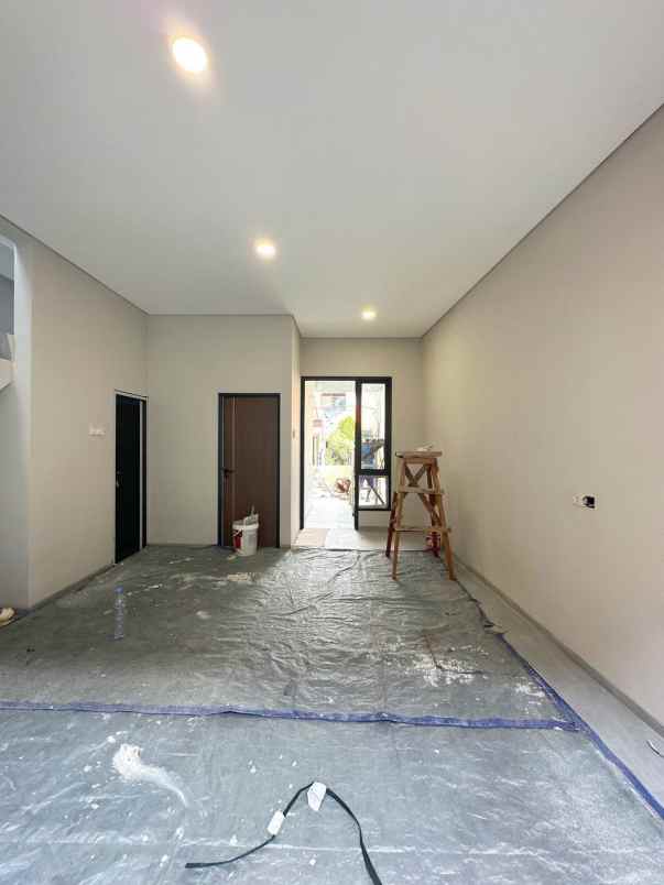 dijual rumah kayu putih