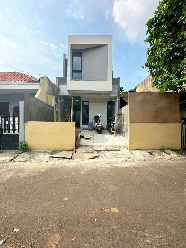 dijual rumah kayu putih