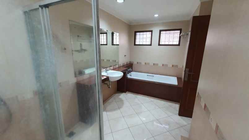 dijual rumah kebayoran lama utara kec