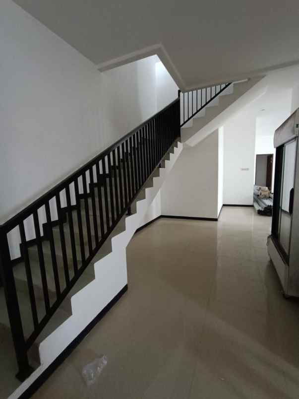 dijual rumah klampis semolo