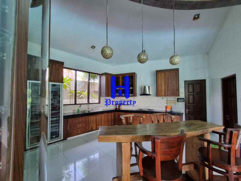 dijual rumah komplek graha helvetia
