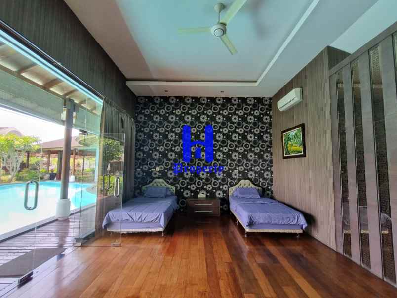 dijual rumah komplek graha helvetia