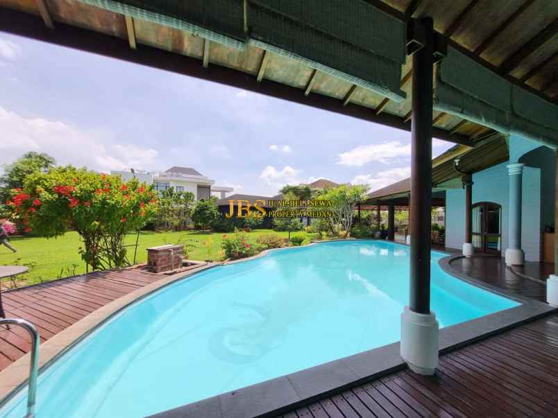 dijual rumah komplek graha helvetia