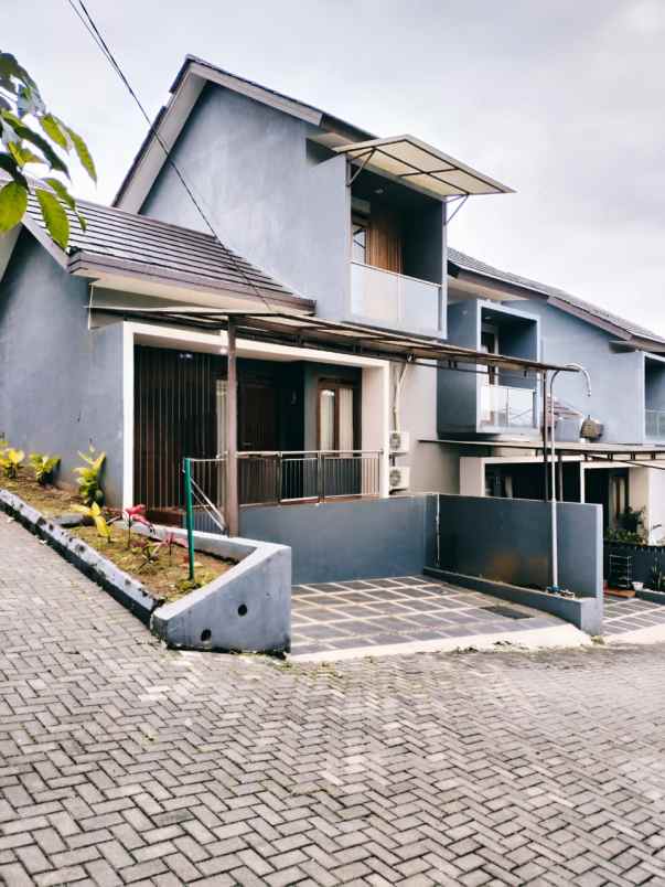 dijual rumah komplek sariwangi