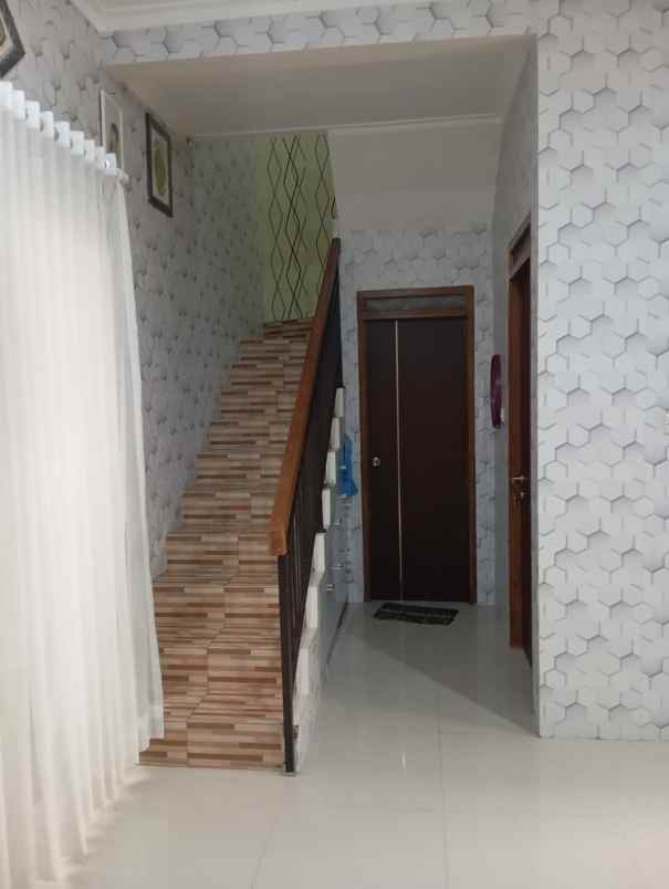 dijual rumah komplek sariwangi