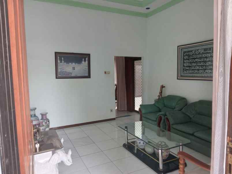 dijual rumah manyar