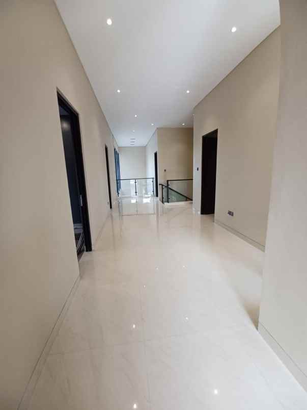 dijual rumah mewah dengan kolam renang di bintaro