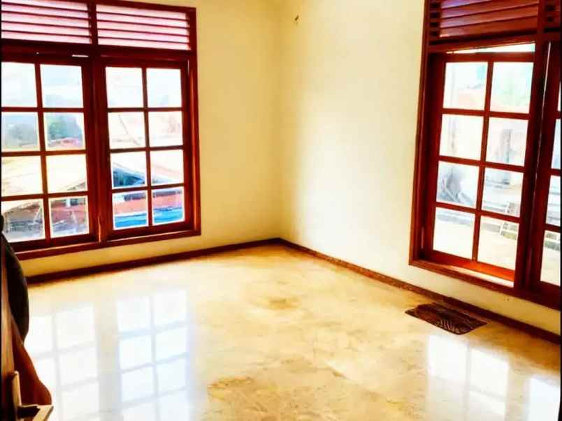 dijual rumah otista