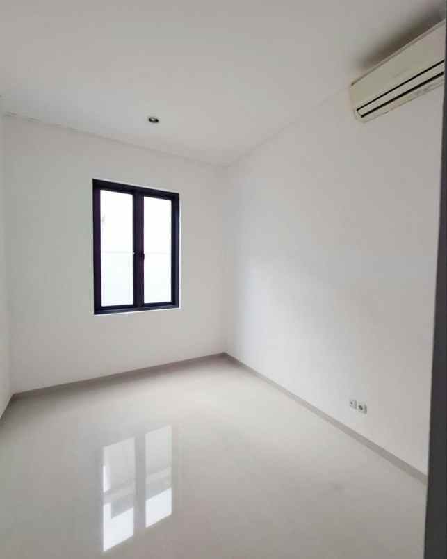 dijual rumah pakuwon city