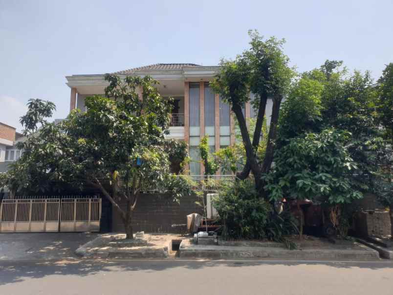 dijual rumah perumahan menteng royal