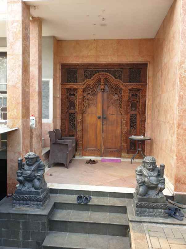 dijual rumah perumahan menteng royal