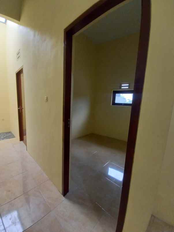 dijual rumah pojok di perumahan bumi tegal besar