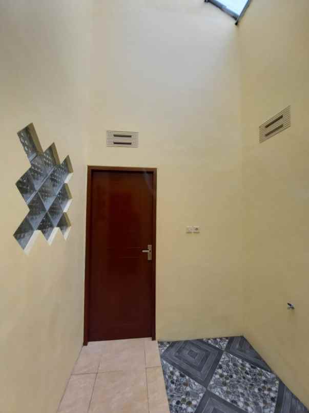 dijual rumah pojok di perumahan bumi tegal besar