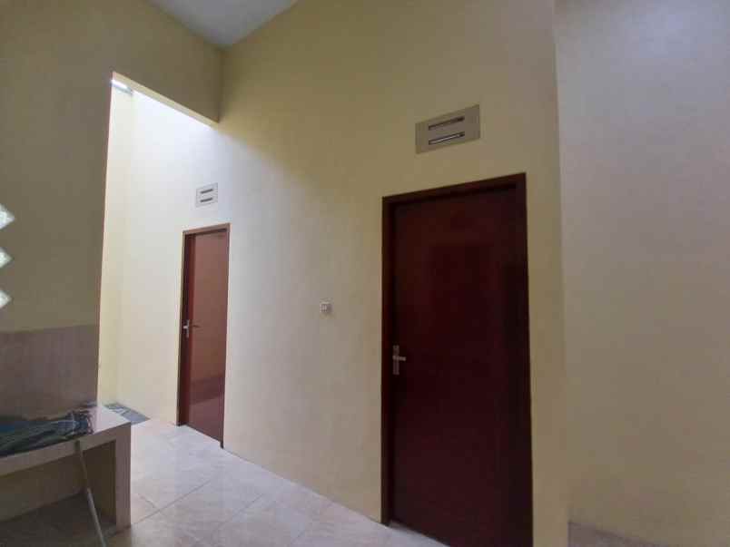 dijual rumah pojok di perumahan bumi tegal besar