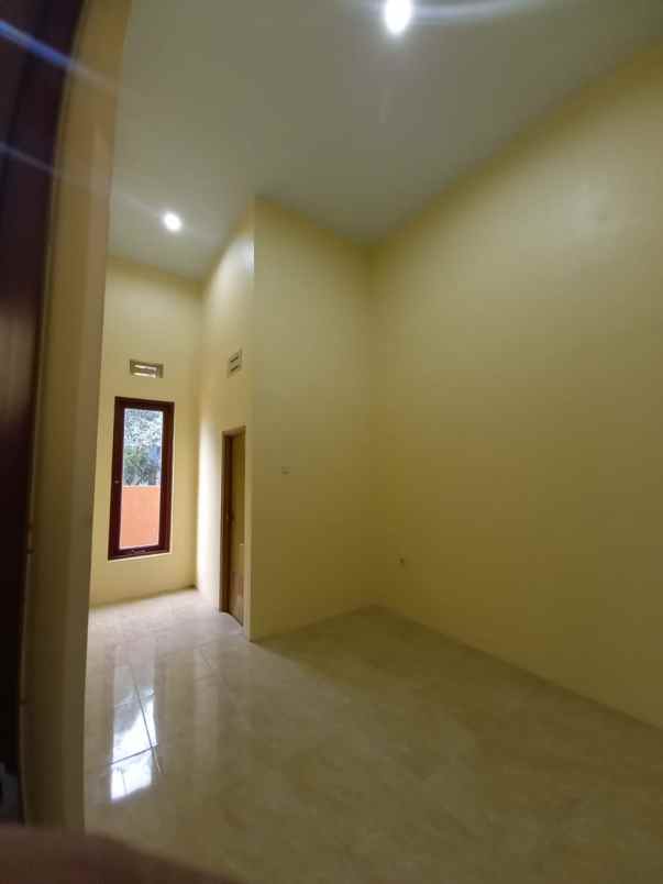 dijual rumah pojok di perumahan bumi tegal besar