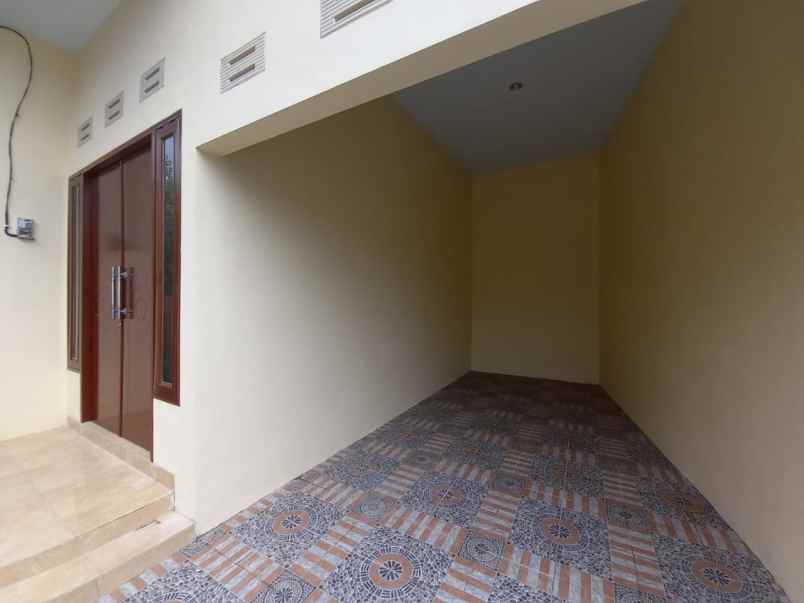 dijual rumah pojok di perumahan bumi tegal besar