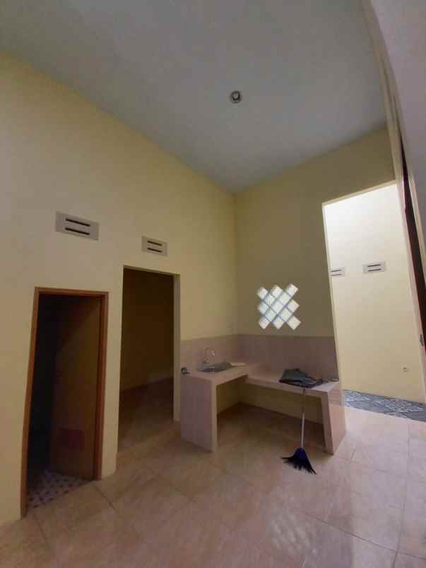 dijual rumah pojok di perumahan bumi tegal besar