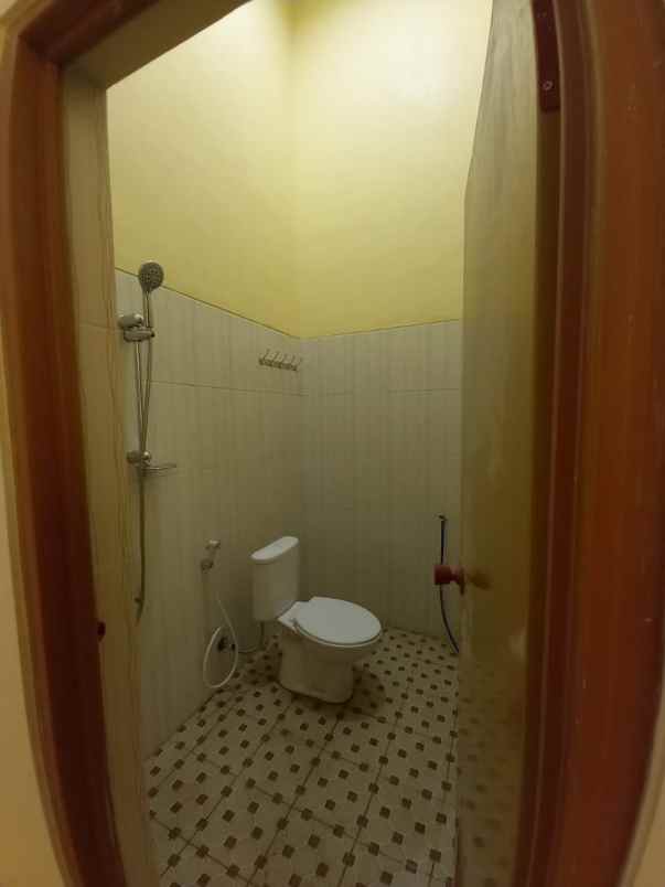 dijual rumah pojok di perumahan bumi tegal besar