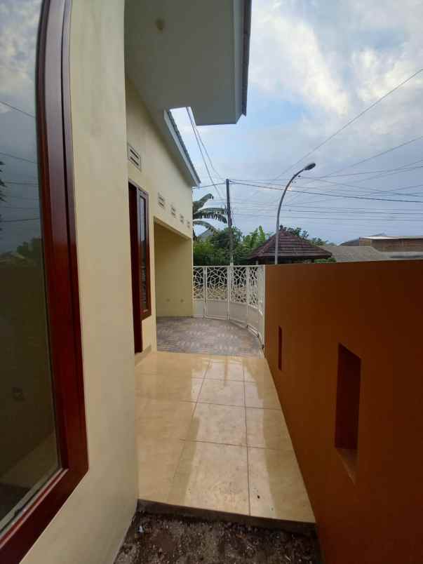 dijual rumah pojok di perumahan bumi tegal besar